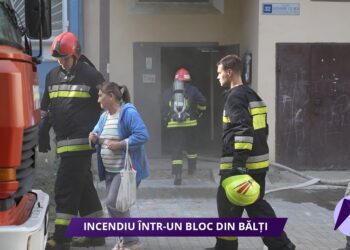 VIDEO // Incendiu într-un bloc cu nouă etaje din Bălți. Locatarii au fost evacuați