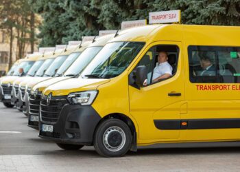 FOTO // 20 de microbuze noi pentru elevi. Vor ajunge și în patru raioane din nordul Moldovei