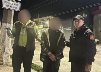 FOTO / A vrut somon gratuit, dar a ajuns la poliție. Un bărbat din Bălți, prins cu peștele în ghiozdan