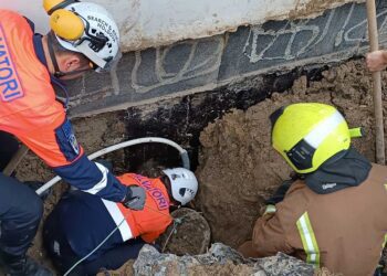 Un tânăr de 24 de ani, salvat de angajații IGSU după ce a rămas blocat sub un strat de pământ