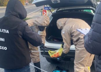 VIDEO | Captură de mercur, în valoare de 45 de mii de euro, depistată de polițiștii din Bălți. Doi suspecți, reținuți