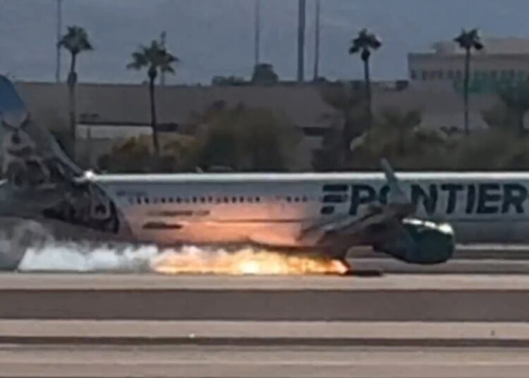 VIDEO | Momente de panică pe un aeroport din Las Vegas: Un avion a luat foc la aterizare