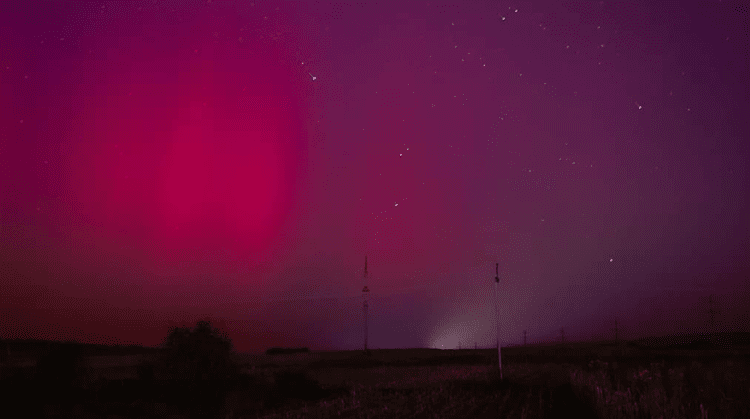 FOTO // Spectacol pe cer. Aurora Boreală a putut fi văzută în mai multe localități din R. Moldova