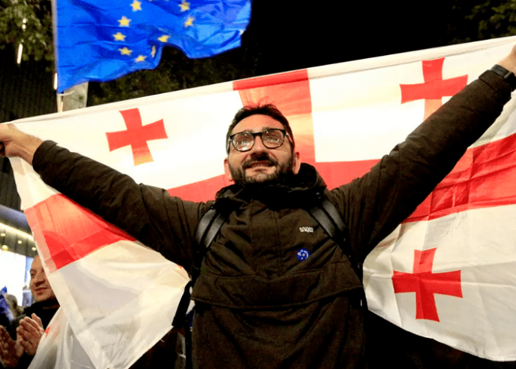VIDEO / Zeci de mii de manifestanţi pro-UE au mărşăluit în Georgia, înainte de alegeri: „Europa sau întoarcerea la un trecut rusesc incert”