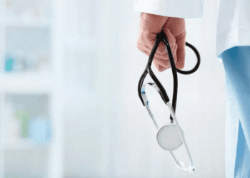 Lucrătorii medicali care fac naveta vor primi compensații de la stat