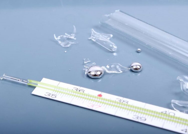 Ce trebuie să faci dacă spargi un termometru cu mercur?