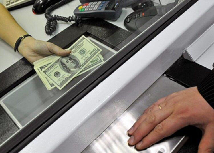 Leul moldovenesc s-a mai devalorizat față de dolar și euro