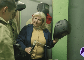 VIDEO // O femeie din Rîșcani a spart stereotipurile. A îmbrățișat meseria de sudor și îi învață și pe alții să lucreze cu fierul