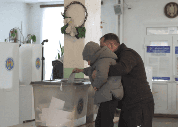 VIDEO // Se duc la vot ca la sărbătoare. Locuitorii din satul Corlăteni, raionul Rîșcani, au făcut alegerea