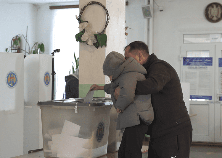 VIDEO // Se duc la vot ca la sărbătoare. Locuitorii din satul Corlăteni, raionul Rîșcani, au făcut alegerea