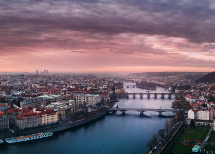 Cehia a cheltuit de cinci ori mai mult pe petrolul rusesc decât pe ajutorul acordat Ucrainei