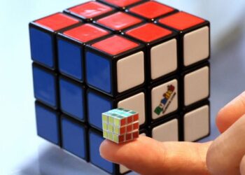 Cel mai mic cub Rubik din lume: Ai nevoie de o pensetă pentru a te juca cu el