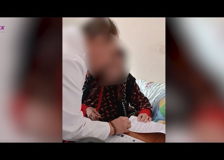 VIDEO // Percheziții la domiciliul medicului care ar fi influențat cum să voteze pe cei 25 de alegători dintr-o casă de bătrâni din Comrat