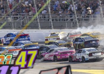 VIDEO / Cel mai mare accident din istoria NASCAR. Zeci de mașini au fost implicate