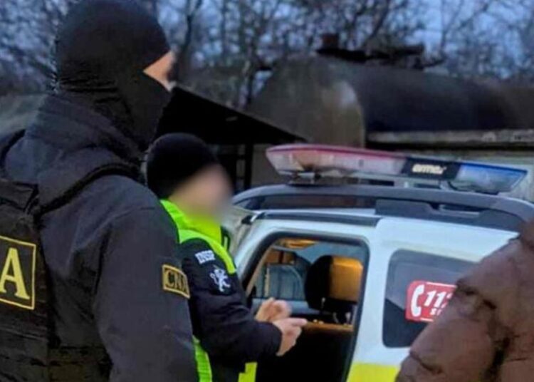 Doi polițiști, reținuți după ce au primit mii de lei de la un șofer băut, la Briceni