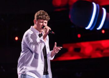 VIDEO // Tânărul interpret din nordul Moldovei, Oleg Spînu, a întors patru scaune la „Vocea României”