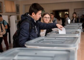 CEC: Studenții și elevii vor putea vota cu carnetul de student, fără reședință temporară
