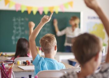 Școlile din țară vor avea acces egal și nediscriminatoriu la granturi tehnice