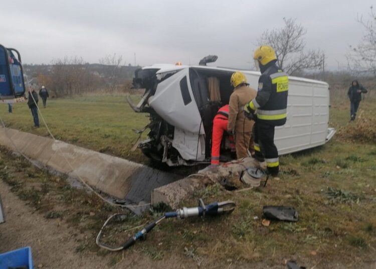 FOTO // Accident grav în Florești. O mașină s-a inversat