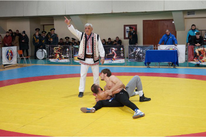 FOTO // Peste 200 de sportivi au participat la Campionatul Național de Trântă, desfășurat după o pauză de cinci ani