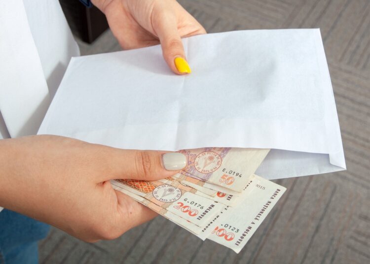 Peste 4 mii de lei pentru două voturi. Un cuplu din Drochia, mituit să voteze pentru Stoianoglo