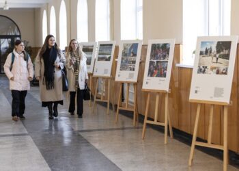 VIDEO // Expoziția „Narativ” a ajuns la Bălți. Violența și discriminarea, în fotografii