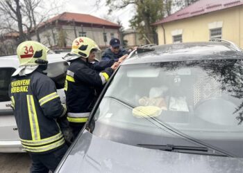 Un bebeluș, salvat după ce a rămas blocat în mașină