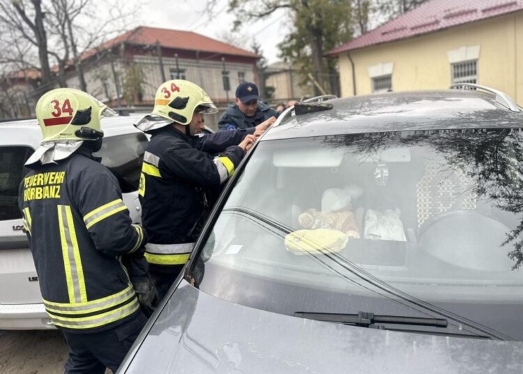 Un bebeluș, salvat după ce a rămas blocat în mașină