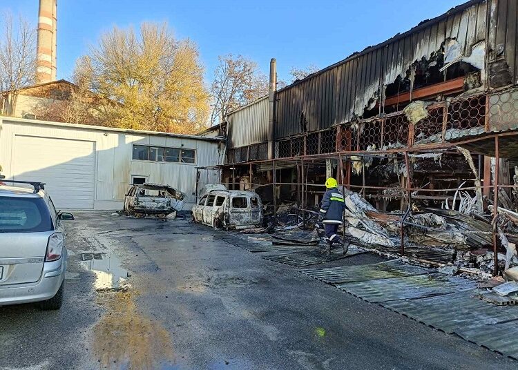 FOTO | Peste 40 de salvatori au luptat cu flăcările în capitală. Incendiul a izbucnit la un depozit