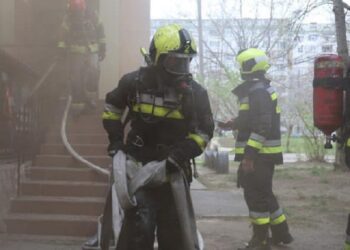 Opt echipe de salvatori au intervenit pentru a lichida un incendiu în capitală