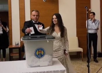 VIDEO | Momente emoționante la o secție de votare. Doi moldoveni, mire și mireasă, au votat chiar în ziua nunții