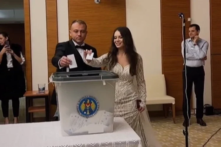 VIDEO | Momente emoționante la o secție de votare. Doi moldoveni, mire și mireasă, au votat chiar în ziua nunții