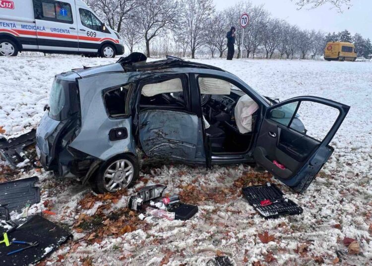 Accident la Sîngerei. Încă o mașină s-a izbit într-un copac