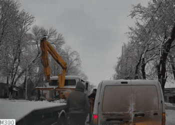 VIDEO // A urcat la volan cu permisul anulat. Un tânăr s-a ales cu o amendă usturătoare la Edineț