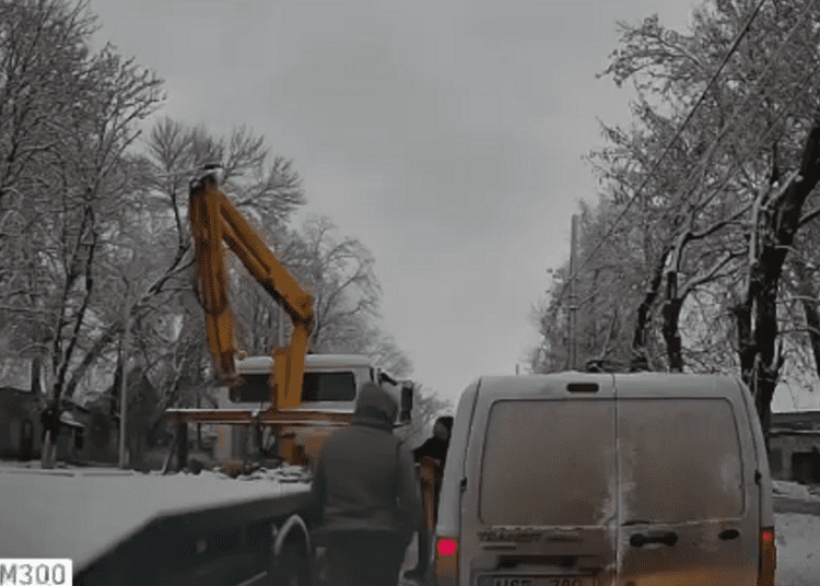 VIDEO // A urcat la volan cu permisul anulat. Un tânăr s-a ales cu o amendă usturătoare la Edineț