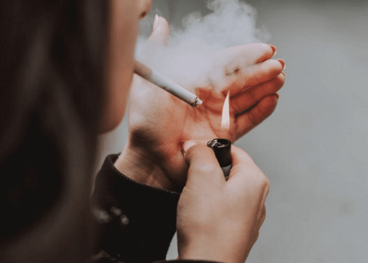 Mai puține locuri pentru fumat și amenzi până la 15 000 de lei. Un proiect de lege pentru combaterea fumatului, supus discuțiilor publice