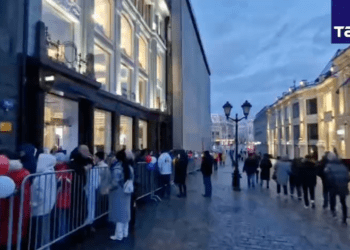 Presa afiliată Kremlinului anunță că s-au format cozi la cele două secții de votare din Moscova