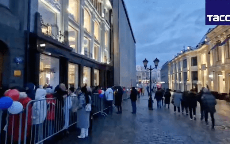 Presa afiliată Kremlinului anunță că s-au format cozi la cele două secții de votare din Moscova