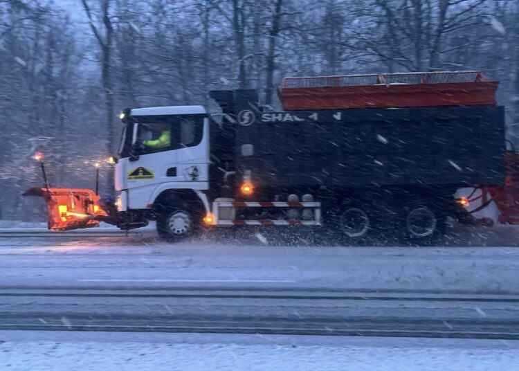 FOTO // Drumarii lucrează pe drumurile naționale. Au intervenit aproape în toate raioanele de nord