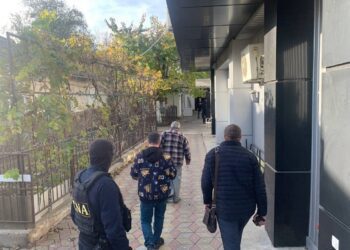 FOTO EXCLUSIV // Mascații au ajuns și la Bălți. Au loc percheziții la sediul blocului „Victoria-Pobeda”. Un tânăr a fost reținut