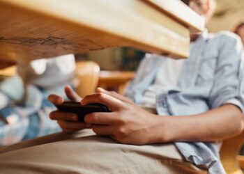 Din decembrie, telefoanele mobile vor fi interzise în timpul orelor