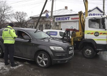 VIDEO | Șoferii din Edineț, luați la ochi de inspectorii de patrulare. Au fost amendați pentru parcare neregulamentară