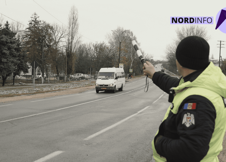 VIDEO // Prima ninsoare a adus amenzi în nordul țării. Șoferii, obligați să schimbe anvelopele