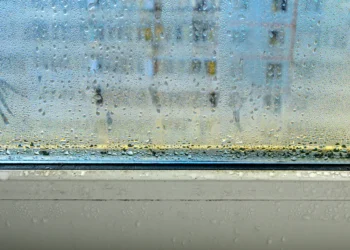 De ce transpiră geamurile termopan. Cum să previi asta