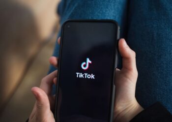 Scandal uriaș în Franța: Mai multe familii au dat în judecată TikTok după ce doi adolescenți s-au sinucis