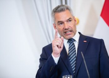 „Nu ne vom lăsa şantajaţi.” Reacția cancelarului Karl Nehammer după ce Rusia a anunțat că oprește livrările de gaze către Austria