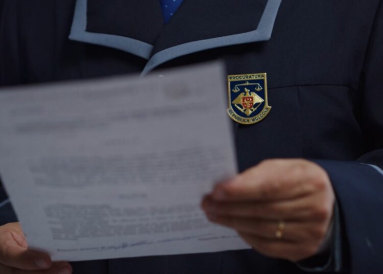 A deposedat un bărbat de automobil și a însușit bunurile unei companii de aproape jumătate de milion de lei. Inculpatul – condamnat