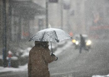 Cod galben de joi. Se anunță vreme rece, ghețuș, lapoviță și ploi