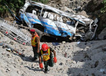 14 persoane au murit în Pakistan, după ce autobuzul cu care se întorceau de la o nuntă a căzut în râu. Mireasa, singura supravețuitoare