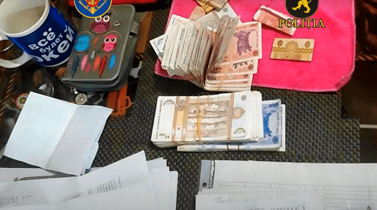 VIDEO // Noi percheziții în Rîșcani și Chișinău. Au fost ridicate carduri bancare, cartele SIM, dar și sume bănești impunătoare